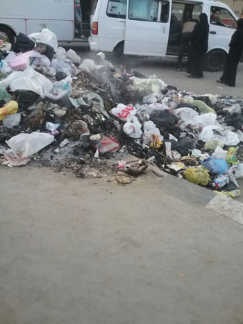 تراكم القمامة بمحطة مسجد المدينة بدائرى فيصل وسط غياب المسئولين (1)