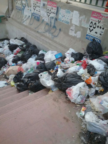 تراكم القمامة بمحطة مسجد المدينة بدائرى فيصل وسط غياب المسئولين (2)