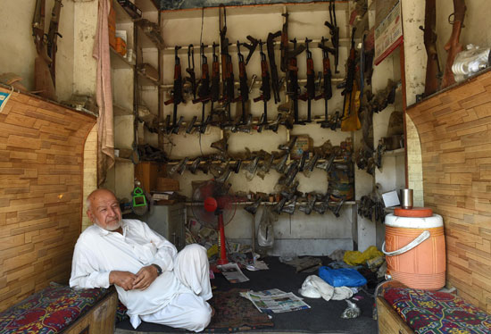 1-(1)ورش تصنيع وتجارة السلاح للخارجين على القانون تزدهر فى جبال باكستان