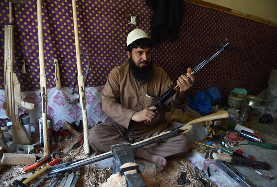 1-(3)ورش تصنيع وتجارة السلاح للخارجين على القانون تزدهر فى جبال باكستان