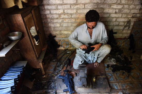 1-(4)ورش تصنيع وتجارة السلاح للخارجين على القانون تزدهر فى جبال باكستان