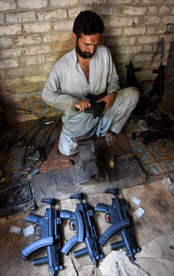 1-(6)ورش تصنيع وتجارة السلاح للخارجين على القانون تزدهر فى جبال باكستان