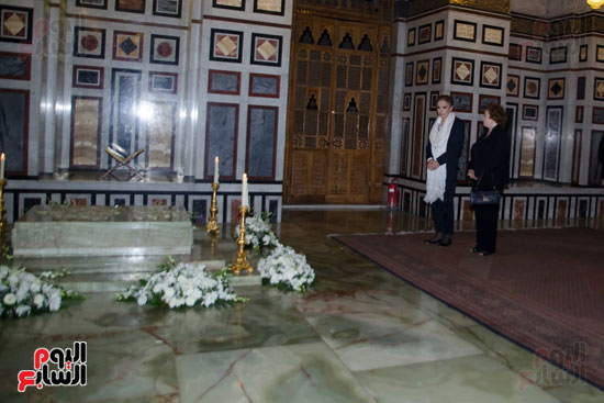 1الإمبراطورة فرح ديبا وجيهان السادات يضعان الورود على قبر شاه إيران (1)