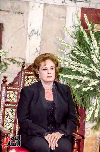 1الإمبراطورة فرح ديبا وجيهان السادات يضعان الورود على قبر شاه إيران (3)
