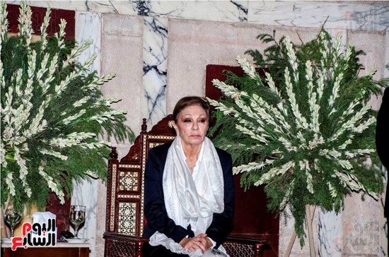1الإمبراطورة فرح ديبا وجيهان السادات يضعان الورود على قبر شاه إيران (4)