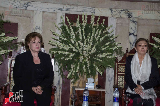 1الإمبراطورة فرح ديبا وجيهان السادات يضعان الورود على قبر شاه إيران (9)