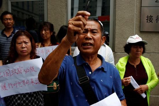 احتجاجات أهالى ضحايا الطائرة الماليزية المنكوبة على قرار توقف البحث (4)