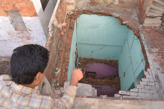 مقتل ثمانية عمال إثر انهيار جزء من مبنى تحت الانشاء فى الهند (2)