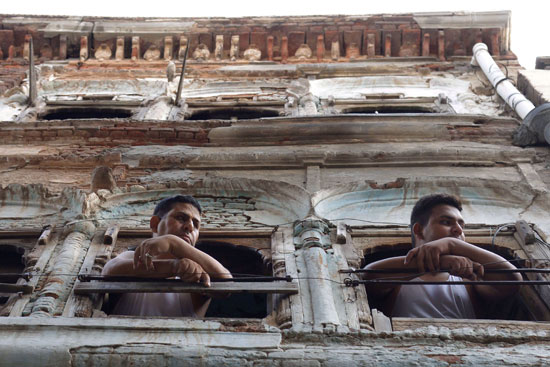 مقتل ثمانية عمال إثر انهيار جزء من مبنى تحت الانشاء فى الهند (3)