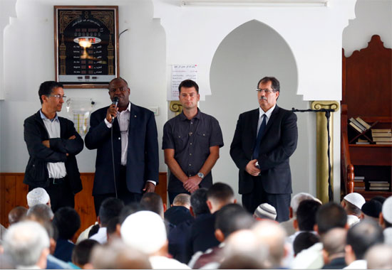 1صلاة مشتركة بين مسلمين ومسيحيين فى مسجد بفرنسا بعد مقتل قس (1)