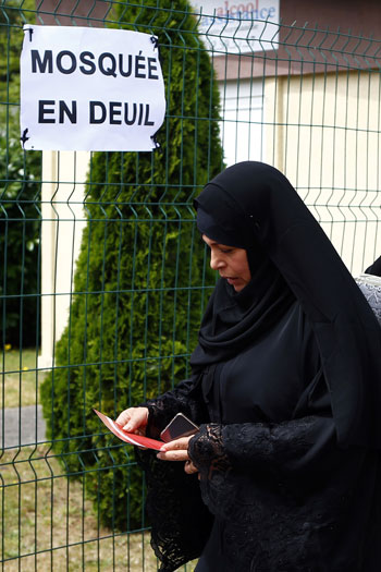 1صلاة مشتركة بين مسلمين ومسيحيين فى مسجد بفرنسا بعد مقتل قس (3)