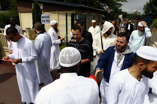 1صلاة مشتركة بين مسلمين ومسيحيين فى مسجد بفرنسا بعد مقتل قس (4)