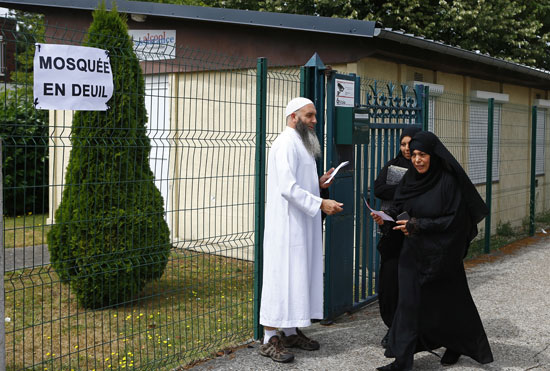 1صلاة مشتركة بين مسلمين ومسيحيين فى مسجد بفرنسا بعد مقتل قس (6)
