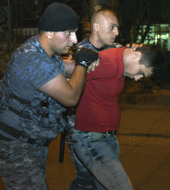الشرطة الأرمينية تعتقل محتجرى الرهائن فى أحد مراكزها بيريفان (1)