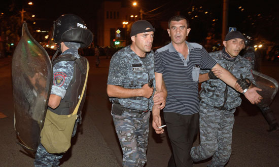 الشرطة الأرمينية تعتقل محتجرى الرهائن فى أحد مراكزها بيريفان (2)