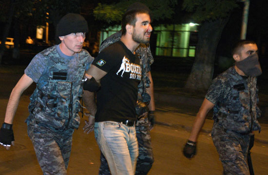 الشرطة الأرمينية تعتقل محتجرى الرهائن فى أحد مراكزها بيريفان (3)