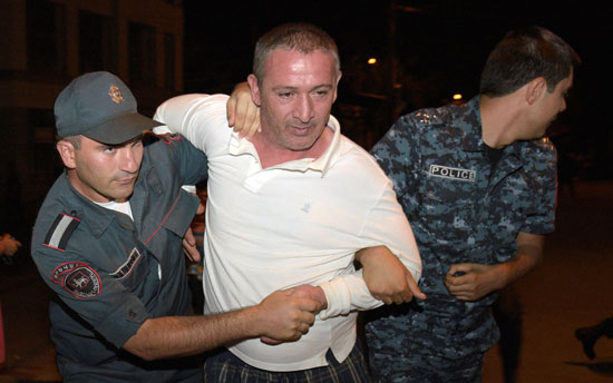 الشرطة الأرمينية تعتقل محتجرى الرهائن فى أحد مراكزها بيريفان (4)