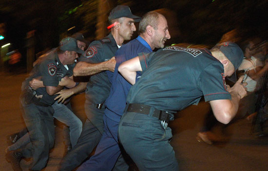 الشرطة الأرمينية تعتقل محتجرى الرهائن فى أحد مراكزها بيريفان (5)