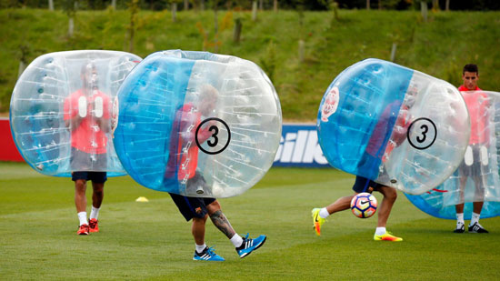  لاعبو برشلونة يتدربون داخل الفقاعات (3)