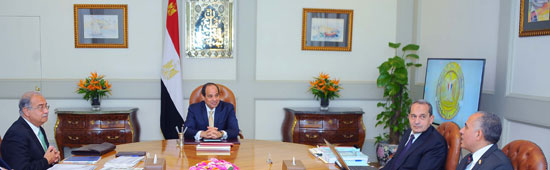 الرئيس السيسي يجتمع برئيس مجلس الوزراء ووزيرى الزراعة والرى (1)
