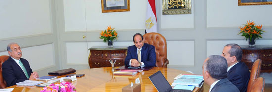 الرئيس السيسي يجتمع برئيس مجلس الوزراء ووزيرى الزراعة والرى (3)
