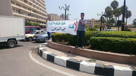 وقفة احتجاجية لأهالى ضحية الإهمال بكفر الشيخ (9)
