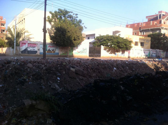 القمامة-المنتشرة-أمام-مدرسة-ميت-أم-صالح-فى-المنوفية-(1)