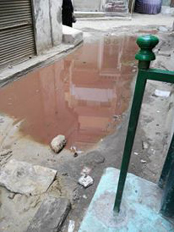 مياه الصرف تغرق شارع المحكمة فى الشرقية وتهدد بانهيار العقارات (3)