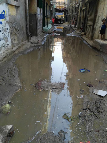 مياه الصرف تغرق شارع المحكمة فى الشرقية وتهدد بانهيار العقارات (4)