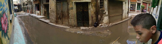 مياه الصرف تغرق شارع المحكمة فى الشرقية وتهدد بانهيار العقارات (5)
