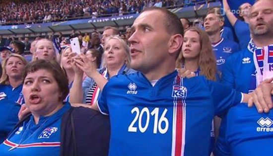 رئيس أيسلندا فى المباراة