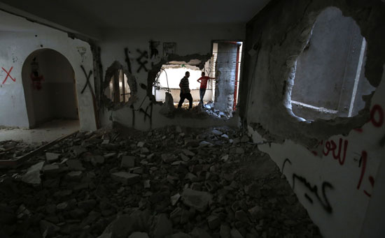 .قوات الاحتلال تهدم منزلين لفلسطينيين نفذا هجوما بالسكين (3)