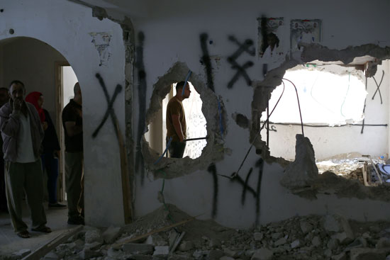 .قوات الاحتلال تهدم منزلين لفلسطينيين نفذا هجوما بالسكين (4)