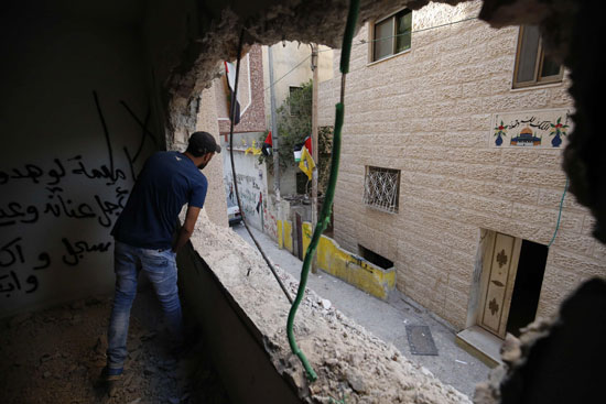 .قوات الاحتلال تهدم منزلين لفلسطينيين نفذا هجوما بالسكين (5)