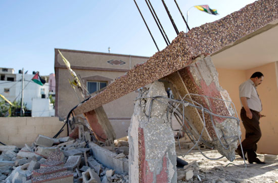 .قوات الاحتلال تهدم منزلين لفلسطينيين نفذا هجوما بالسكين (7)