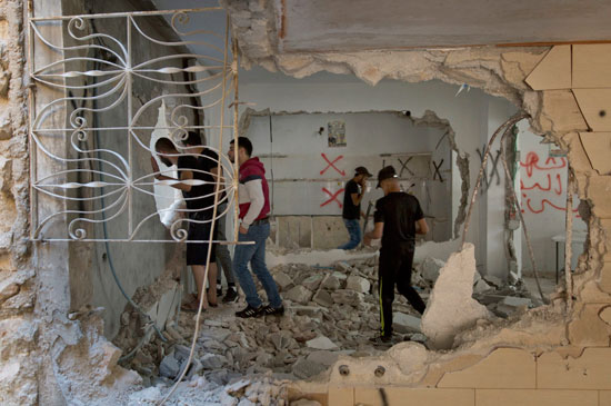 .قوات الاحتلال تهدم منزلين لفلسطينيين نفذا هجوما بالسكين (10)