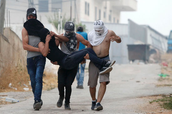 إصابة 4 فلسطينيين فى مواجهات مع جيش الاحتلال الإسرائيلى بمخيم قلنديا (1)