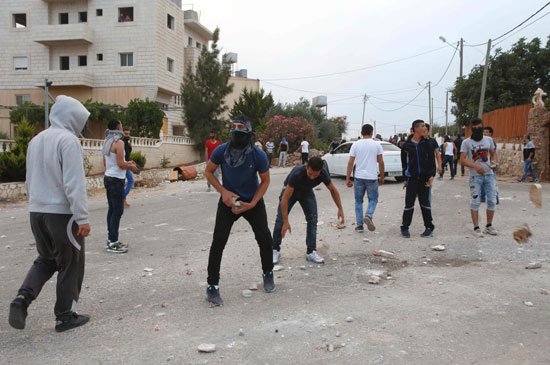 إصابة 4 فلسطينيين فى مواجهات مع جيش الاحتلال الإسرائيلى بمخيم قلنديا (2)