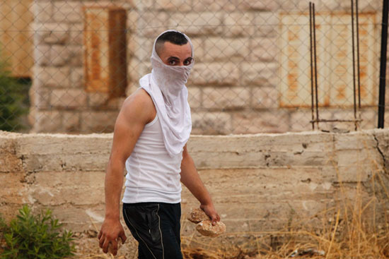 إصابة 4 فلسطينيين فى مواجهات مع جيش الاحتلال الإسرائيلى بمخيم قلنديا (6)