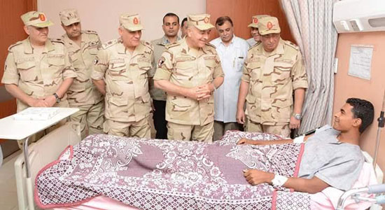 رئيس الأركان يزور المصابين بالمستشفيات العسكرية (1)
