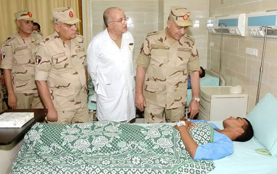 رئيس الأركان يزور المصابين بالمستشفيات العسكرية (2)