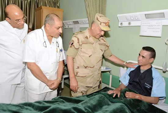 رئيس الأركان يزور المصابين بالمستشفيات العسكرية (3)