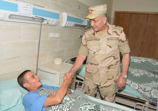 رئيس الأركان يزور المصابين بالمستشفيات العسكرية (4)
