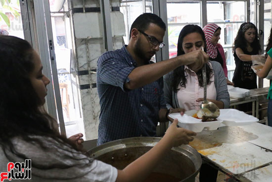 الشباب يعدون وجبات الخير للفقراء و المحتاجين بشهر رمضان  (2)