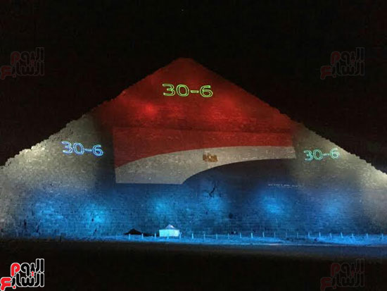 ألوان علم مصر على الأهرامات (1)