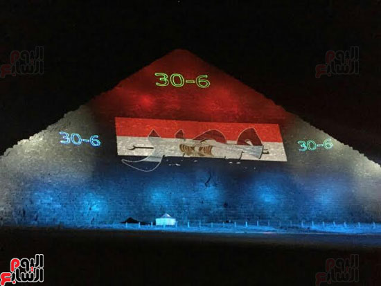 ألوان علم مصر على الأهرامات (2)