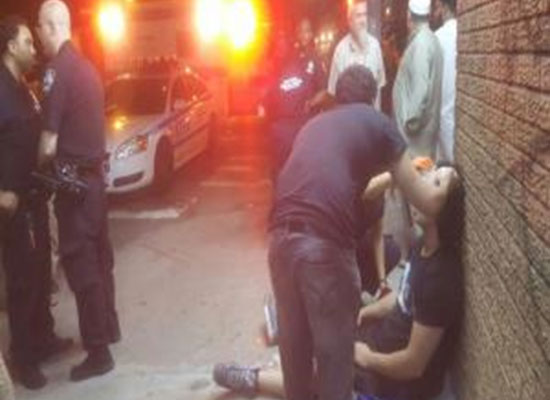 شابان مسلمان يتعرضان للضرب خارج مسجد فى نيويورك  (2)