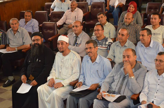 القيادات التنفيذية من رؤساء مدن ووكلاء الوزارة أثناء اجتماع محافظ كفر الشيخ (3)