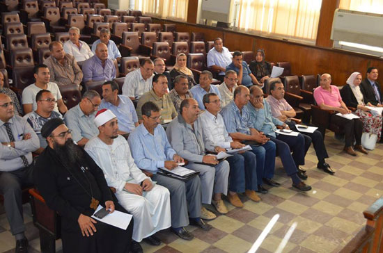 القيادات التنفيذية من رؤساء مدن ووكلاء الوزارة أثناء اجتماع محافظ كفر الشيخ (4)