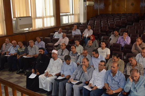 القيادات التنفيذية من رؤساء مدن ووكلاء الوزارة أثناء اجتماع محافظ كفر الشيخ (5)